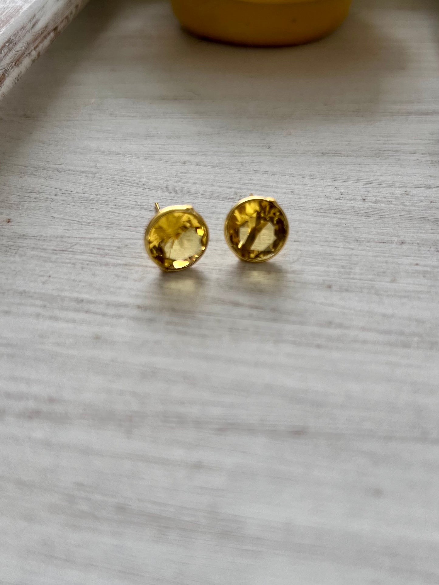 Glossy Stone Round Stud Earring
